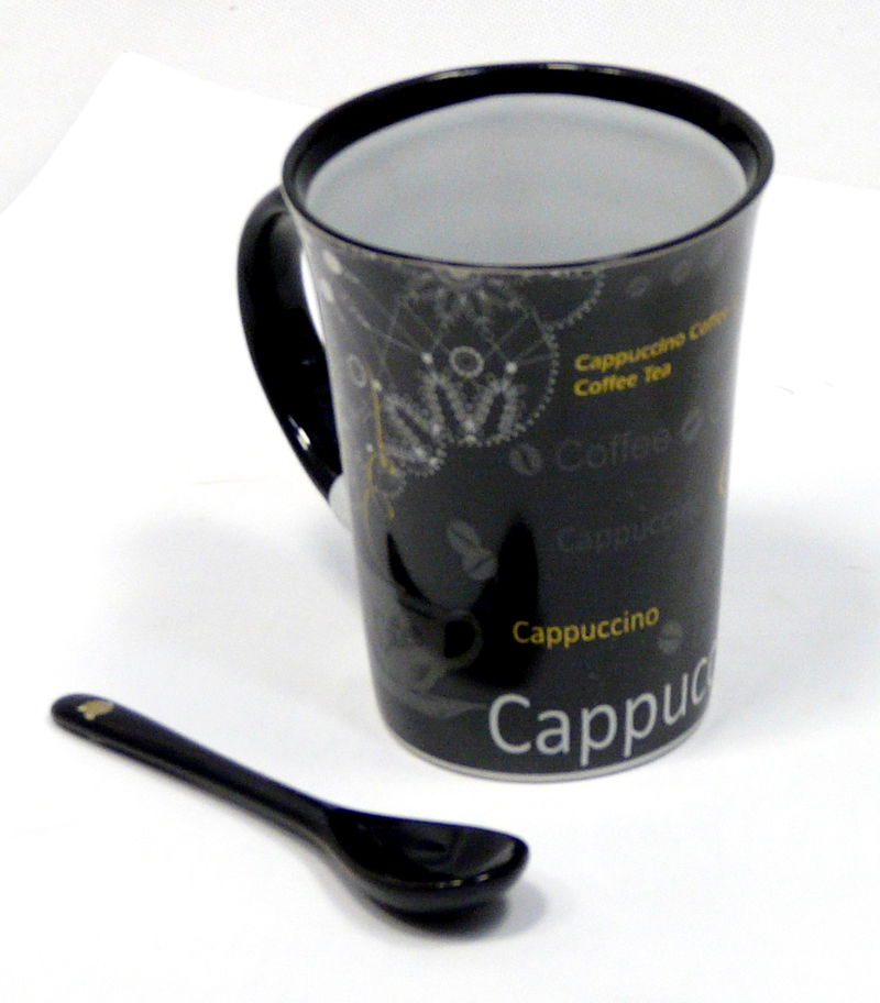 Červený hrnek na cappuccino