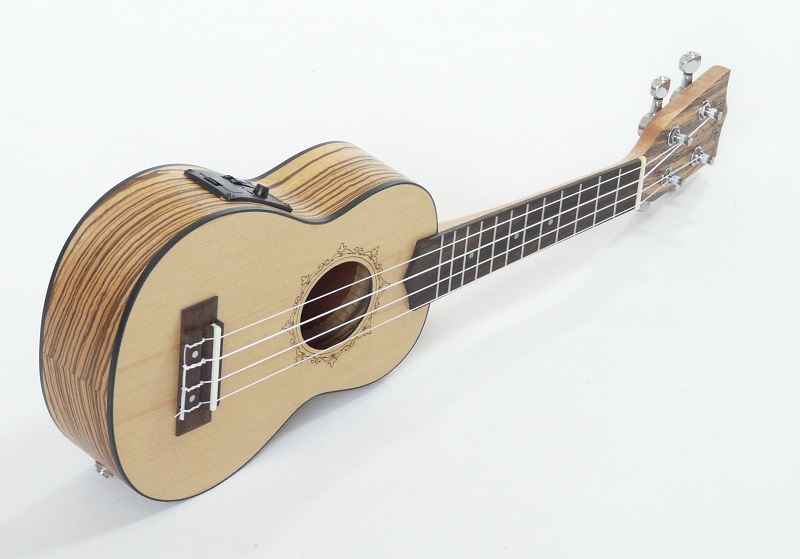 Sopránové elektroakustické ukulele FLIGHT DUS 320 SP/ZEB CEQ