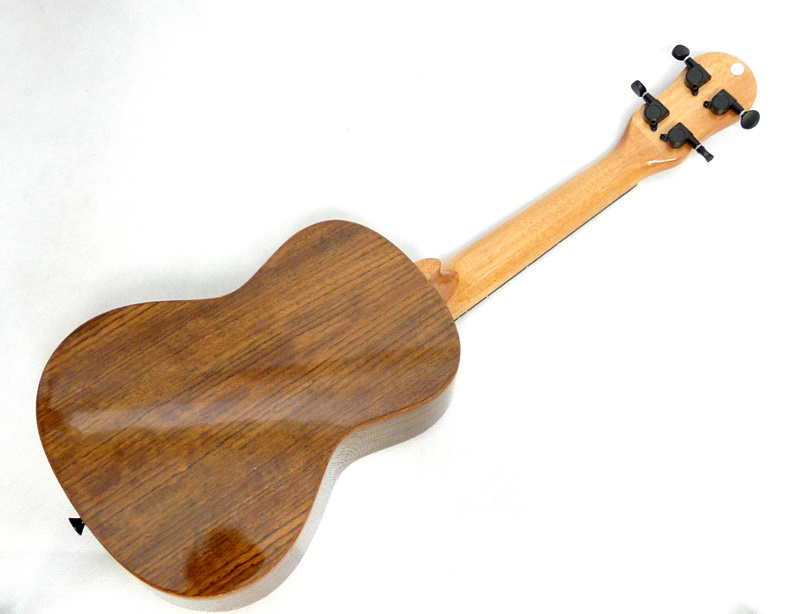 Koncertní ukulele BARNES & MULLINS BMUK5C ořech