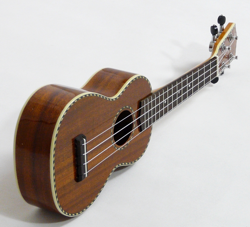Celomasivní lesklé mahagonové sopranové ukulele Mainland