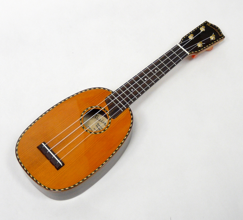 Sopránové pineapple ukulele MAINLAND Červený cedr