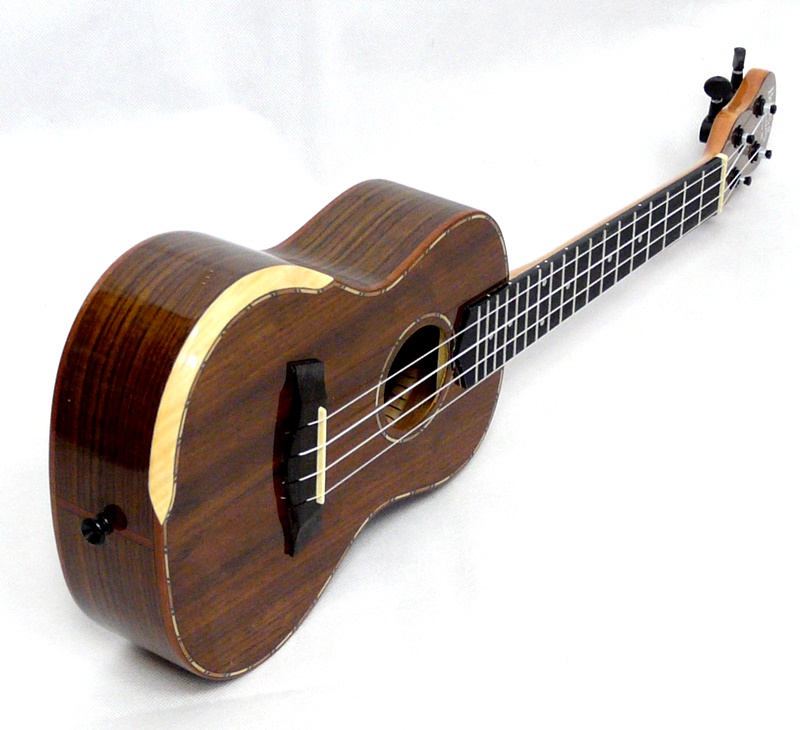 Koncertní ukulele BARNES & MULLINS BMUK5C ořech