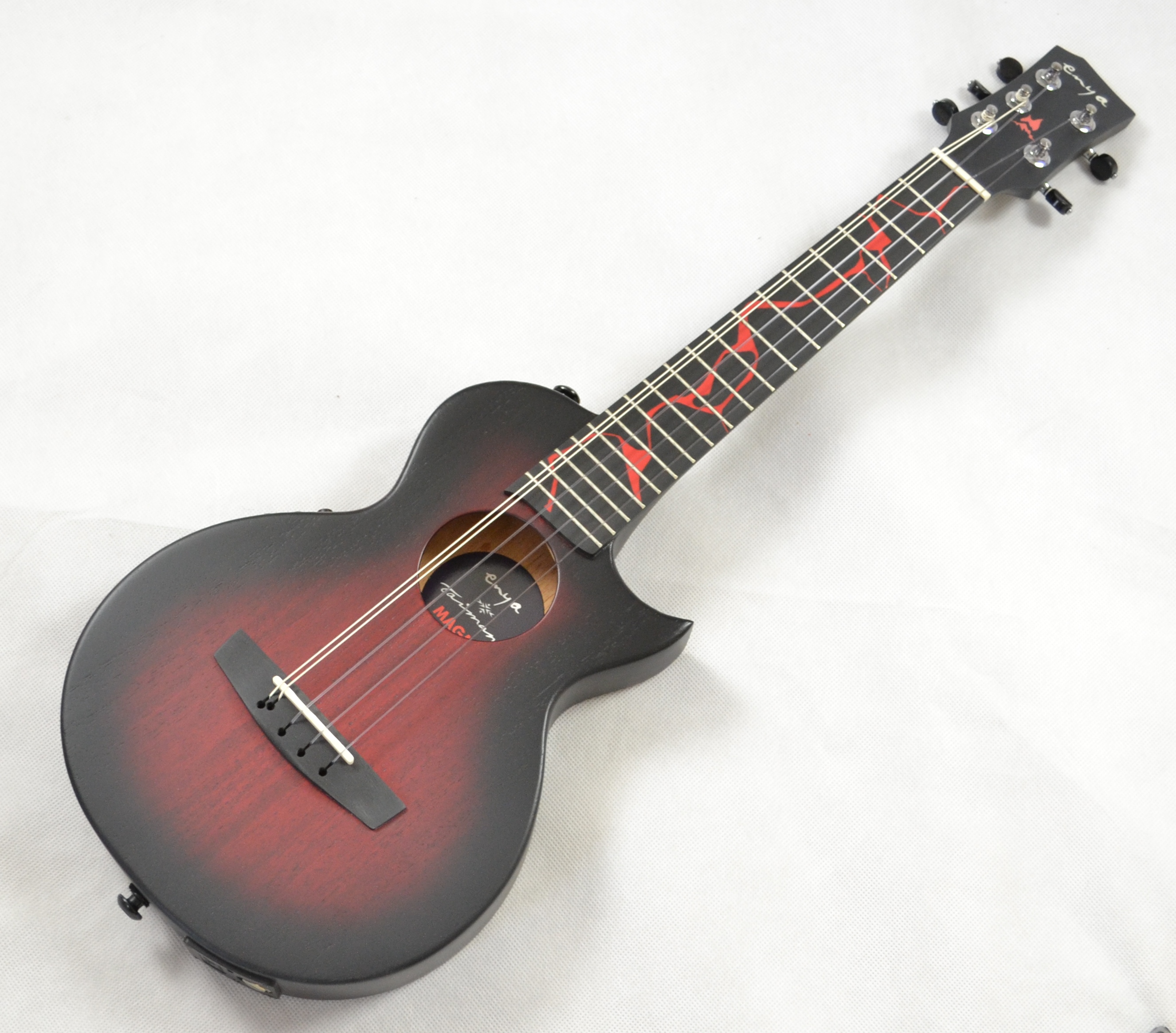 Magma Tenor elektro ukulele Enya Moon Taimane 5 - strunné EQ