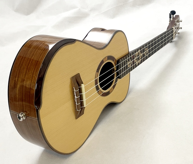 Celomasivní tenor ukulele MAESTRO UT-OV Smrk a Ovangkol