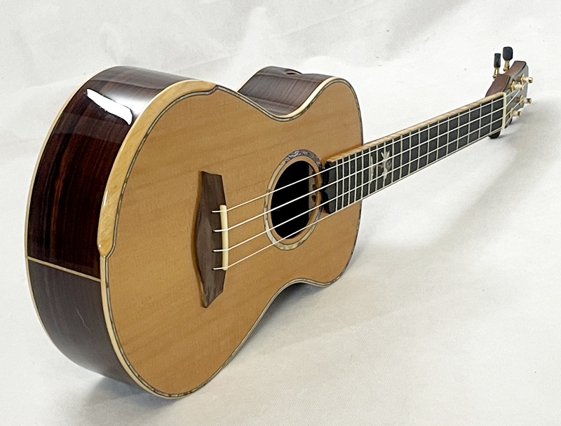 Celomasivní tenor ukulele MAESTRO UT-CO Červený cedr a cocobolo