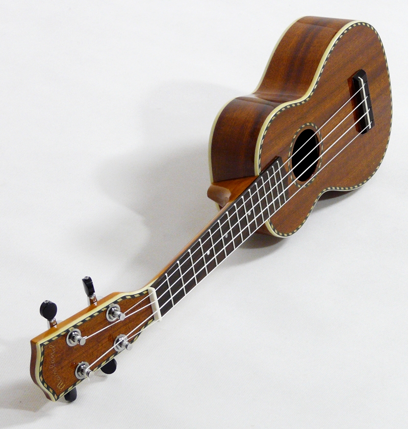 Celomasivní lesklé mahagonové sopranové ukulele Mainland