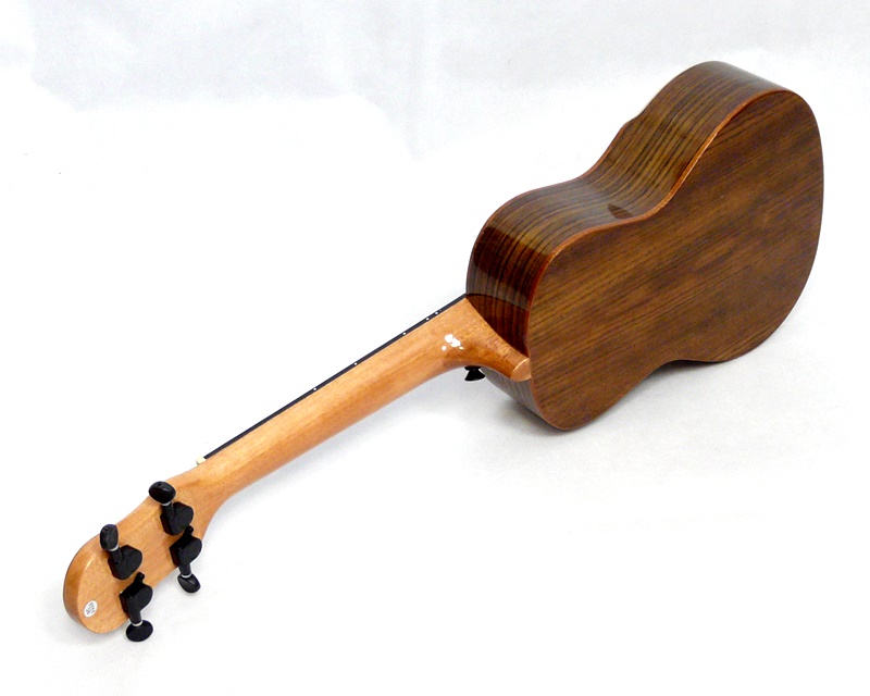 Koncertní ukulele BARNES & MULLINS BMUK5C ořech