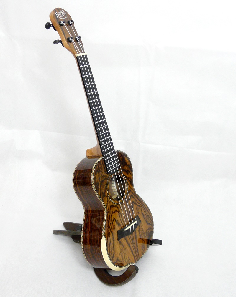 Tenor ukulele BARNES & MULLINS BMUK8T Bocote