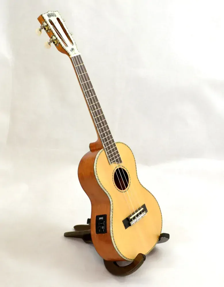 Tenor elektroakustické ukulele MAHALO MP3E Pearl