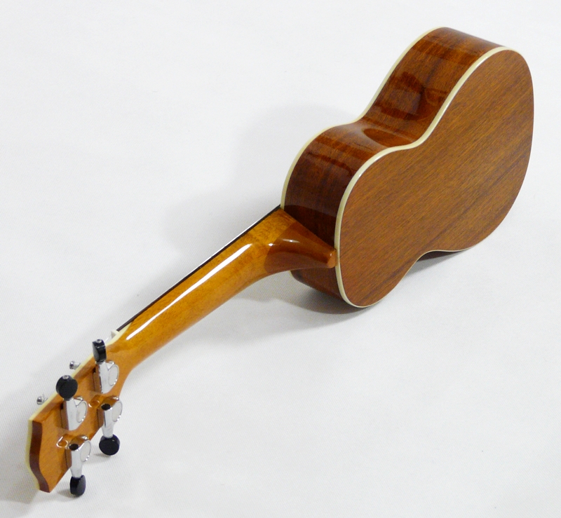 Celomasivní lesklé mahagonové sopranové ukulele Mainland