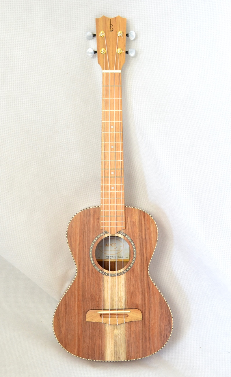 Celomasivní tenor ukulele APC TT  tradiční Koa s futrálem
