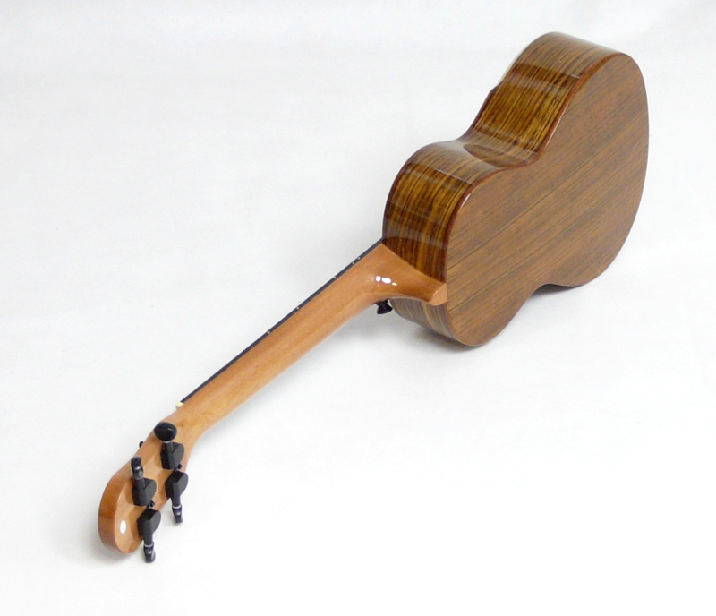 Tenor ukulele BARNES & MULLINS BMUK5T Ořech