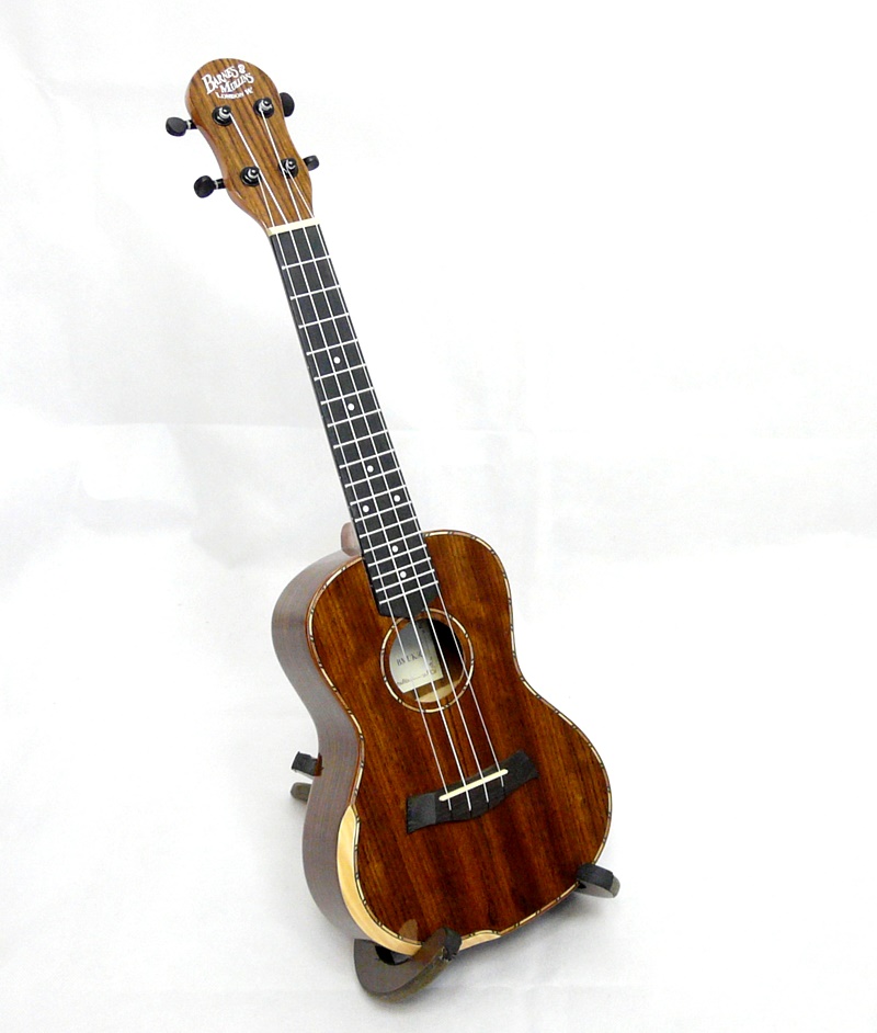 Koncertní ukulele BARNES & MULLINS BMUK5C ořech
