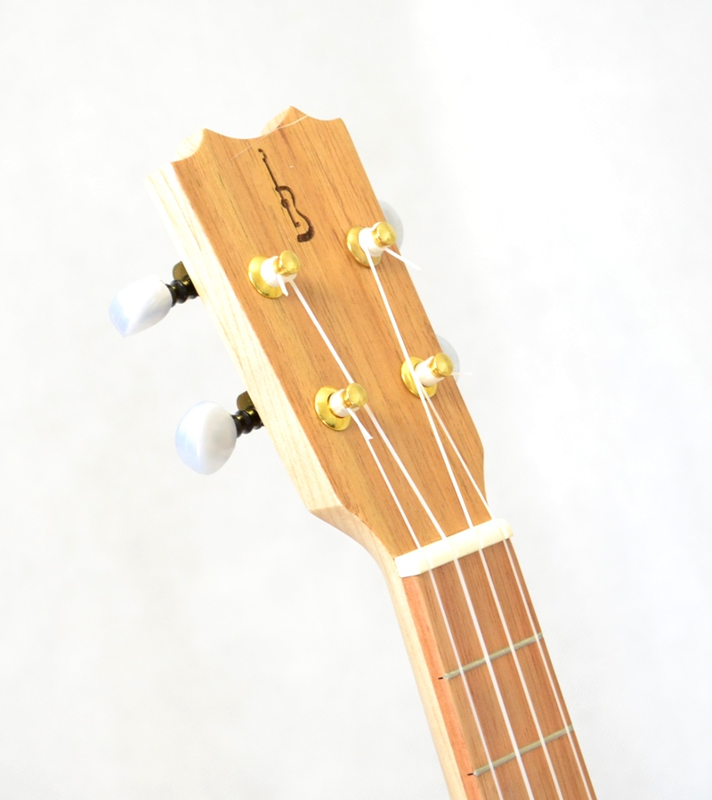 Celomasivní tenor ukulele APC TT  tradiční Koa s futrálem