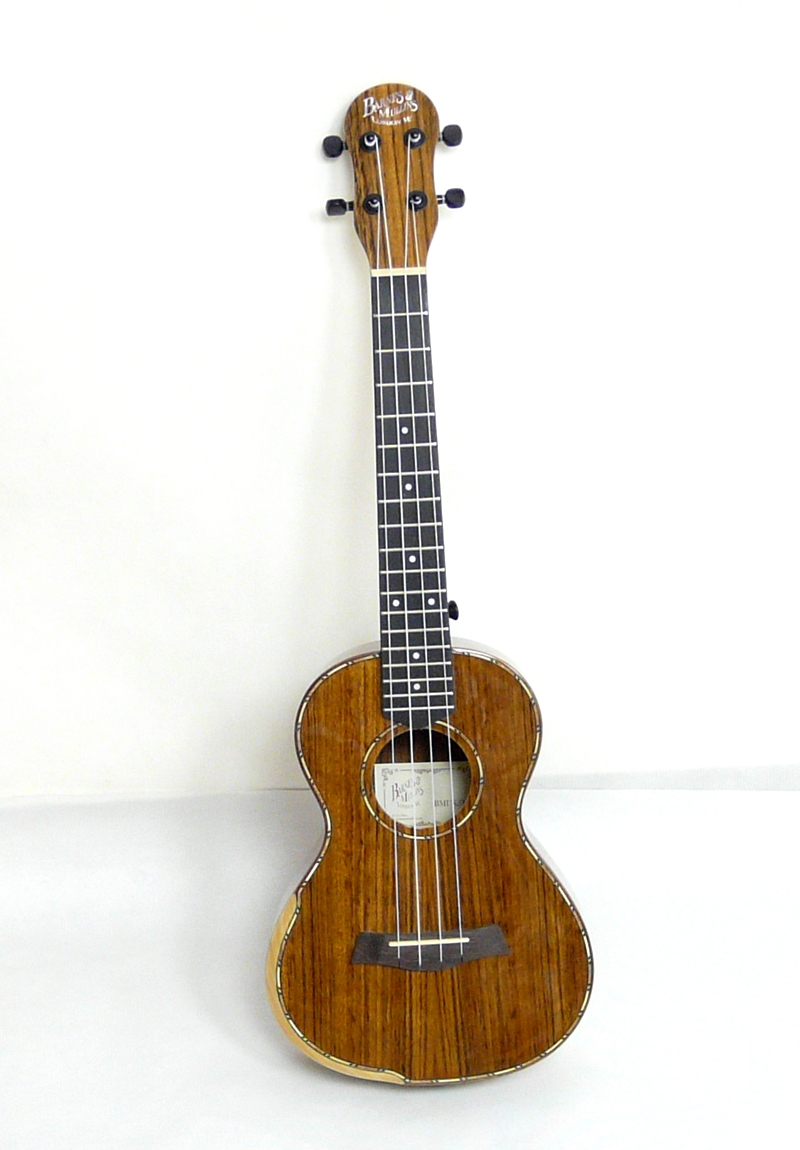 Tenor ukulele BARNES & MULLINS BMUK5T Ořech