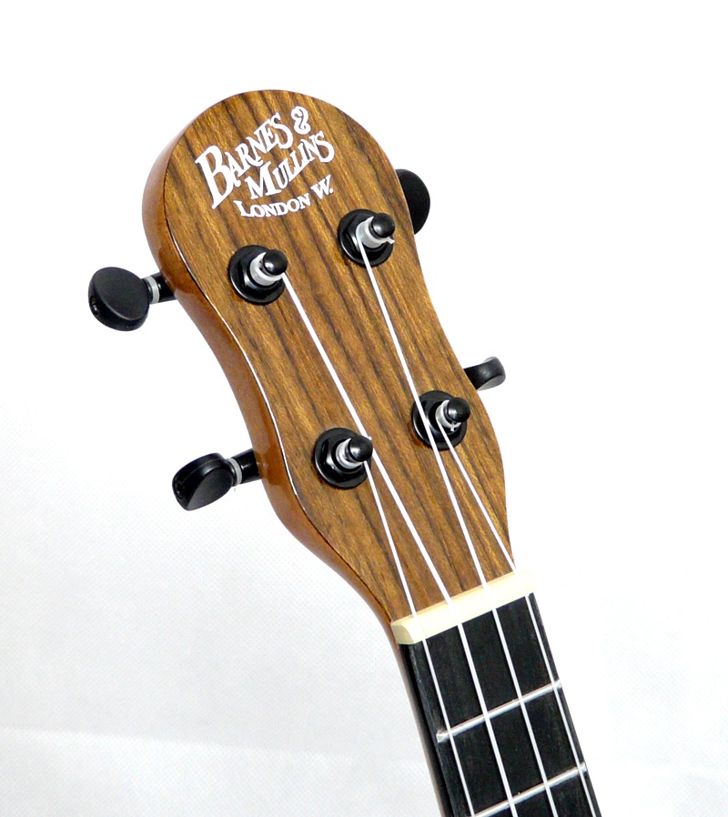 Koncertní ukulele BARNES & MULLINS BMUK5C ořech