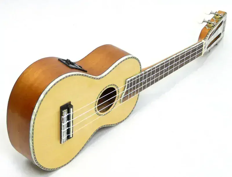 Koncertní elektroakustické ukulele MAHALO Pearl