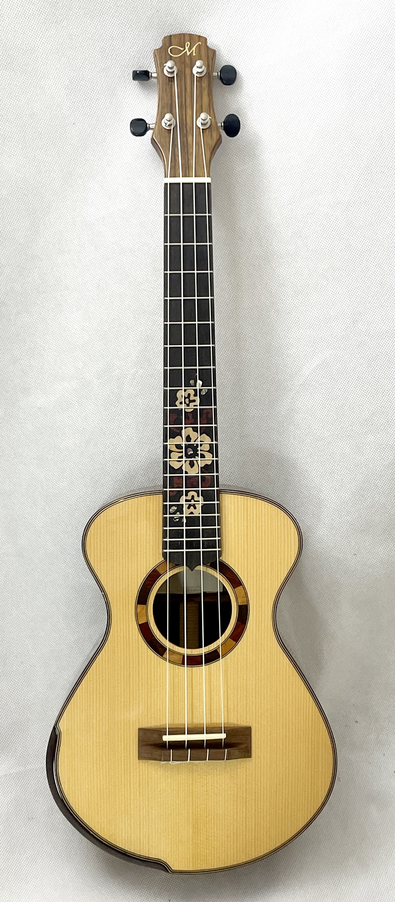 Celomasivní tenor ukulele MAESTRO UT-OV Smrk a Ovangkol