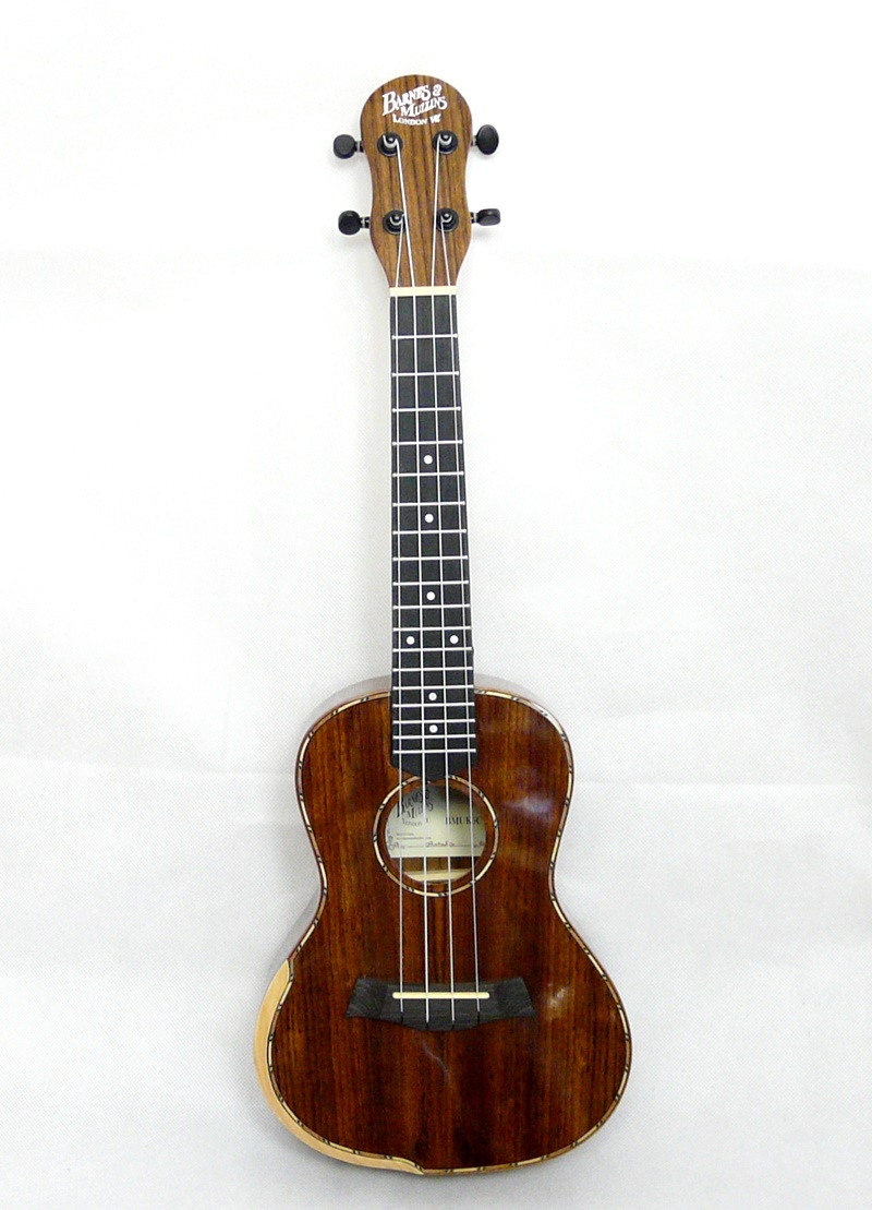 Koncertní ukulele BARNES & MULLINS BMUK5C ořech