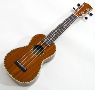Celomasivní lesklé mahagonové sopranové ukulele Mainland