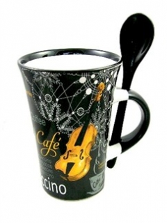 Černý hrnek na cappucino